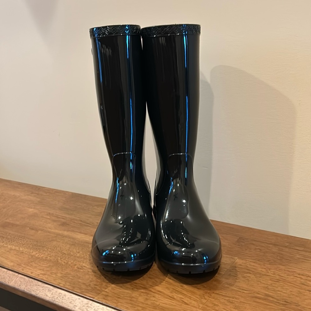 UGG Shay Rain Boots Size 8